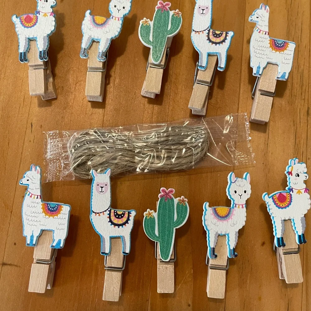 NWT 10 tiny wooden clips with llama, alpaca, cactus design and in gift box